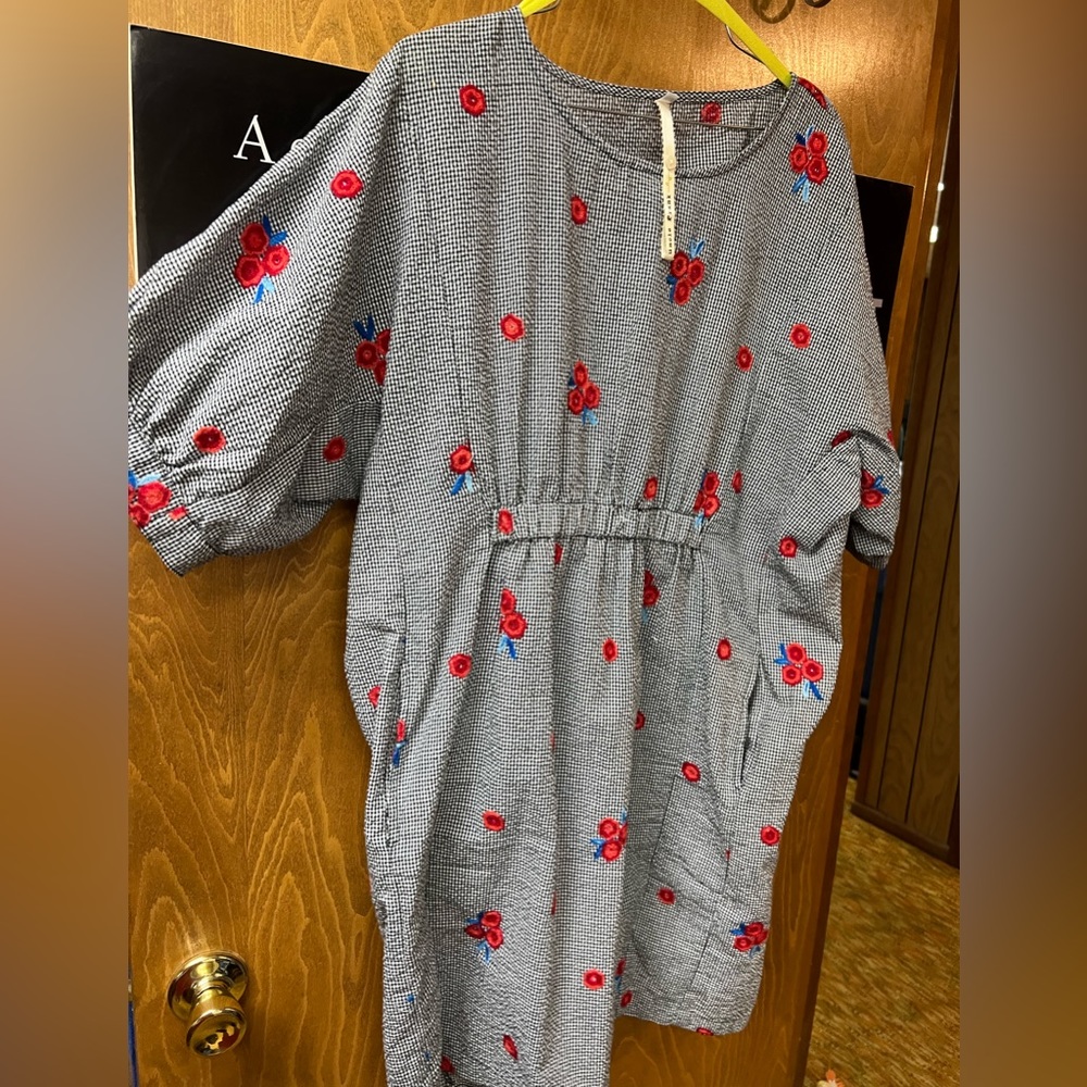 XL Uncle Frank rose embroidered dress! Light and has packets!